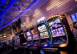 Live Casino online dengan dealer langsung dan tampilan antarmuka Bahasa Indonesia di maxslot88